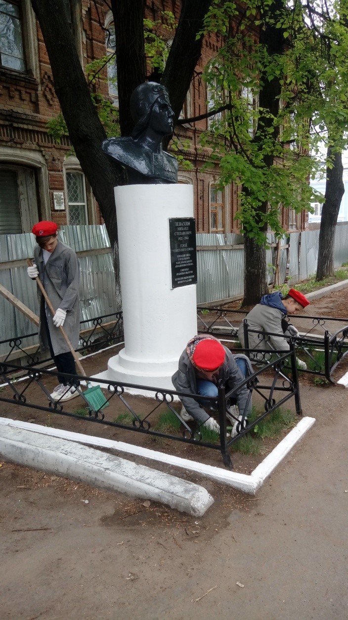 Юнармейцы привели в порядок территорию у памятника Герою Советского Союза.