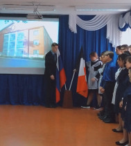 Новая школьная традиция - еженедельное поднятие Государственного флага России и Удмуртии.